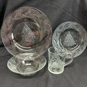 Arcoroc Christmas HOLLY TREE Glass 4 Pc Place Set Dinner/Salad Plate Bowl Mug